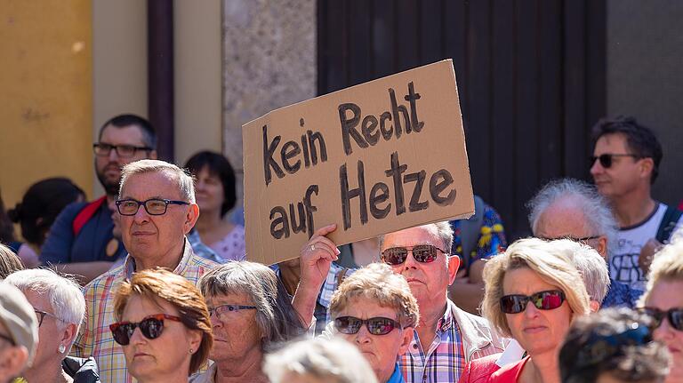 Bei der AfD-Kundgebung 'Kandel ist überall' kamen unter dem Motto 'Herz statt Hetze' 450 Schweinfurter zum Martin-Luther-Platz, um mit dem Aktionsbündnis 'Schweinfurt ist bunt' gegen die Kundgebung zu demonstrieren. Bei der AfD-Kundgebung 'Kandel ist überall' kamen unter dem Motto 'Herz statt Hetze' 450 Schweinfurter zum Martin-Luther-Platz, um mit dem Aktionsbündnis 'Schweinfurt ist bunt' gegen die Kundgebung zu demonstrieren.