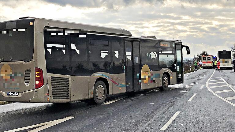 Ein Ersatzbus transportierte die körperlich unverletzt gebliebenen Kinder - zum Teil mit ihren Eltern - zur weiteren Betreuung in die Hofheimer BRK-Wache.