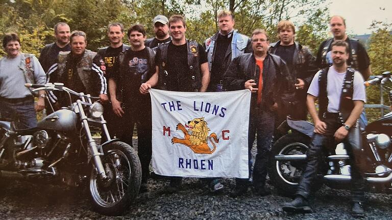 So sahen die Jungs des Motorradclubs 'The Lions MC Rhoen' vor einigen Jahren aus.  Inzwischen sind sie älter und ein wenig ergraut, aber der Spaß an der Gemeinschaft ist geblieben. Am Pfingstwochende feiern sie den 50. Geburtstag des Clubs.