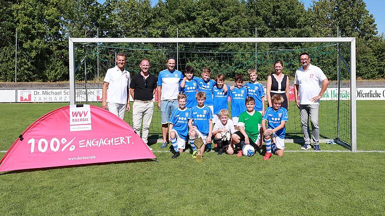 Feierten den Sieg der TG Höchberg: Oliver LeMoal (WVV), Florian Volk (Vorstand SV Heidingsfeld), Markus Scheuring (Trainer TG Höchberg), die U11-Spieler, Bürgermeisterin Judith Jörg und Walter Malcherek (Abteilungsleiter Marketing WVV).