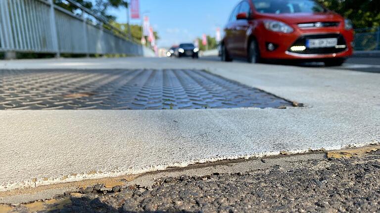 Rutsch- und Stolpergefahr: Der Gehwegbelag muss auf der Schweinfurter Maxbrücke nachgebessert werden.