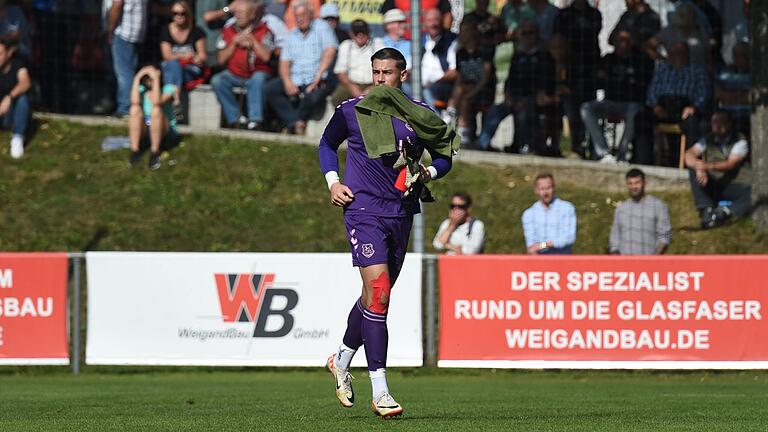 Für Aubstadts Torhüter Maximilian Weisbäcker (im Bild) war der Arbeitstag bereits nach 18 Minuten wieder vorbei.