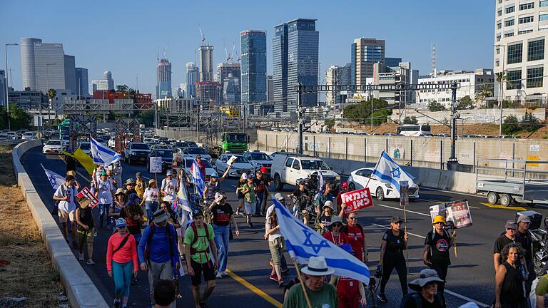 Nahostkonflikt - Tel Aviv       -  Angehörige und Sympathisanten der Geiseln auf einem viertägigen Fußmarsch von Tel Aviv zur Residenz Netanjahus in Jerusalem. (Archivbild)