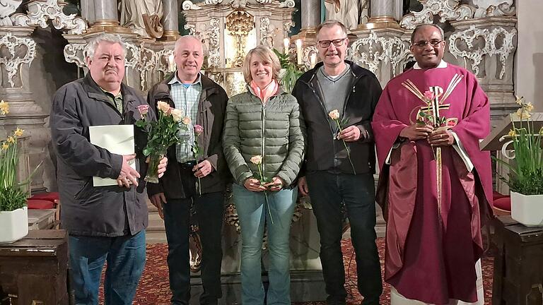 Auf dem Foto (von links): Robert Vetter (ehemaliger Kirchenpfleger), Bernhard Heuler (neuer Kirchenpfleger), Manuela Back, Raimund Büttner (beide Mitglied Kirchenverwaltung), Pater Georg (Kirchenvorstand). Auf dem Foto (von links): Robert Vetter (ehemaliger Kirchenpfleger), Bernhard Heuler (neuer Kirchenpfleger), Manuela Back, Raimund Büttner (beide Mitglied Kirchenverwaltung), Pater Georg (Kirchenvorstand).