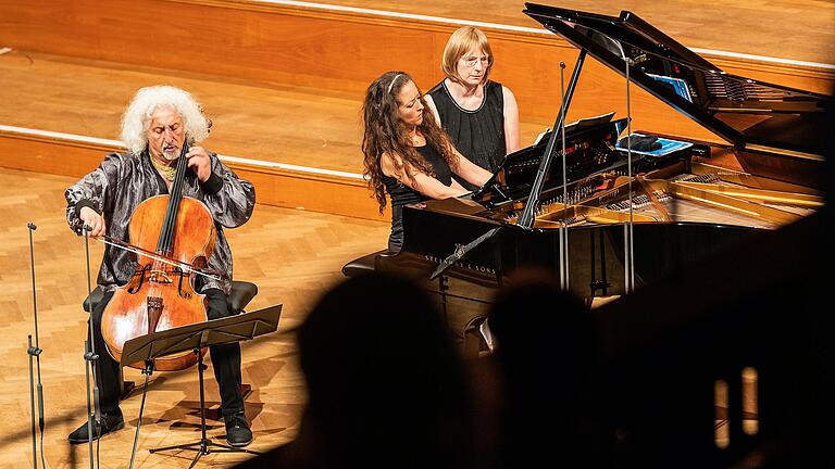 Mischa und Lily Maisky auf der Bühne des Max-Littmann-Saals in Bad Kissingen.