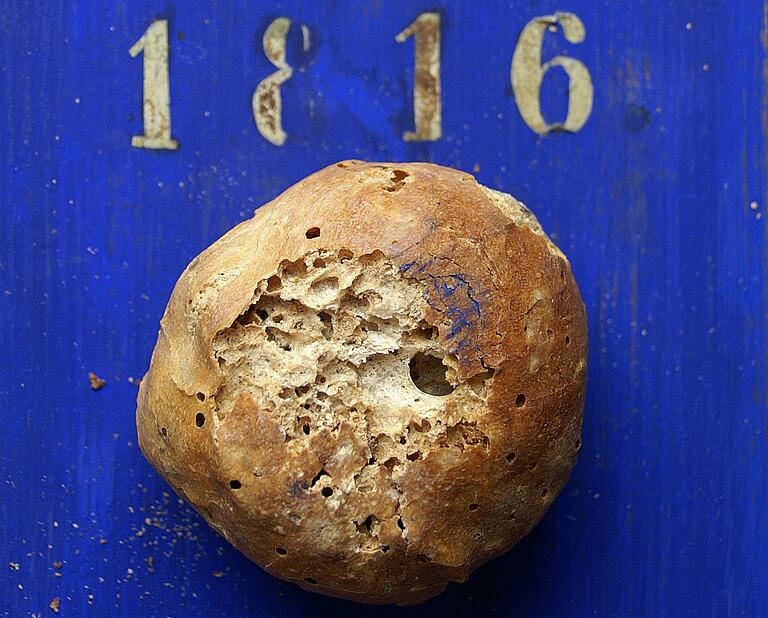 Diese altbackene Brötchen, der Wertheimer Hungerweck von 1816, ist im dortigen Grafschaftsmuseum ausgestellt und erinnert an die Hungerjahre 1816/17. Diese altbackene Brötchen, der Wertheimer Hungerweck von 1816, ist im dortigen Grafschaftsmuseum ausgestellt und erinnert an die Hungerjahre 1816/17.