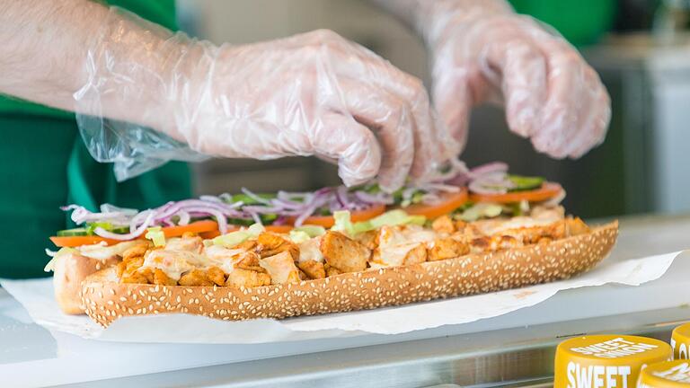 So sieht ein fast fertiges Sandwich von Subway aus. Das Pressefoto zeigt einen Mitarbeiter beim Belegen. So sieht ein fast fertiges Sandwich von Subway aus. Das Pressefoto zeigt einen Mitarbeiter beim Belegen.