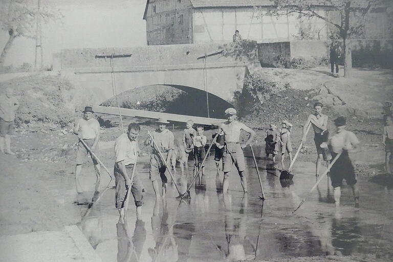 'Frondienste' waren noch im 20.Jahrhundert des Bauern Los: Das Bild aus der Zeit um 1930 zeigt Arbeitsdienst in der Flur - hier an der unteren Bachbrücke, neben der Brauereischeune.