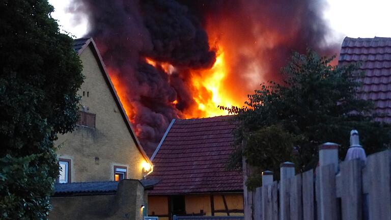 Gebäudebrand mitten in Kleinlangheim: Am 6. Juli 2023 legte ein 45-Jähriger aus dem Landkreis Kitzingen an mehreren Stellen im Wald Feuer - und schließlich in seinem eigenen Haus.