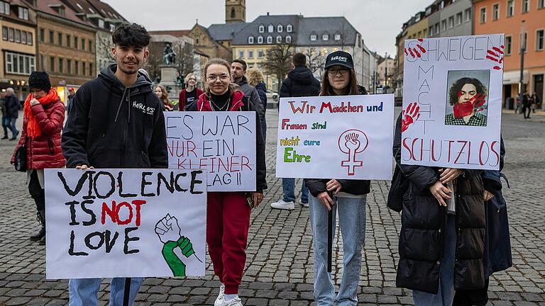 Mitglieder der Schweinfurter Heroes&nbsp;Gruppe machten mit Plakaten auf Gewalt an Frauen und Mädchen aufmerksam.&nbsp;