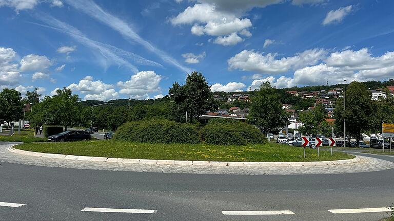 Auf dem Kreisverkehr in Ebelsbach wächst eine Linde, was an eine alte fränkische Tradition erinnert.