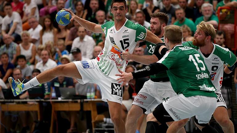 Handball, DHB - Pokal, 1. Runde, DJK Rimpar Wölfe  - FRISCH AUF! Göppingen       -  Keine Scheu vor (Ex-)Nationalspielern: Die Rimparer Abwehr um Jan Schäffer (Nr. 15 ) und Max Bauer (Nr. 29) packte gegen die Göppinger Zarko Sesum (links) und Manuel Späth (rechts) fest zu.