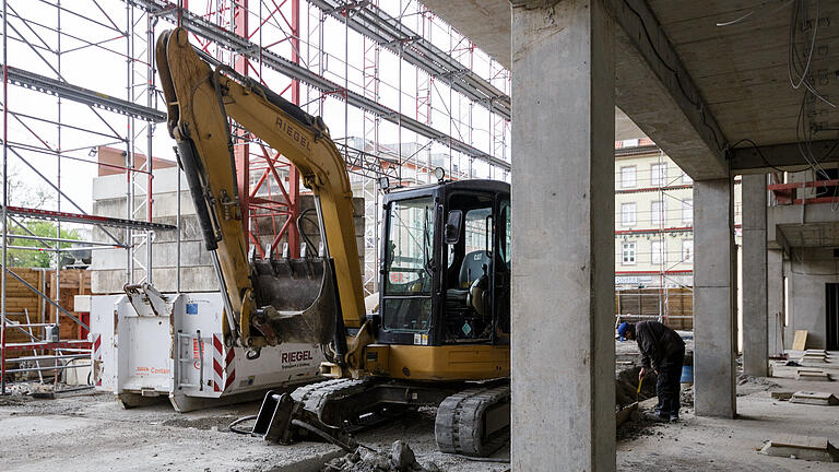 Die Sanierung des Mainfranken Theaters in Würzburg ist in vollem Gange.  Dort, wo der Bagger steht, wird in Zukunft die Außengastronomie zu finden sein.