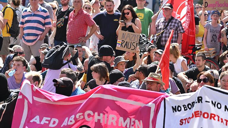 Insgesamt um die 3000 Menschen demonstrieren am Sonntag in der Innenstadt in Würzburg gegen die Vereinnahmung des Messerangriffs am Barbarossaplatz vor zwei Jahren durch die AfD.&nbsp;