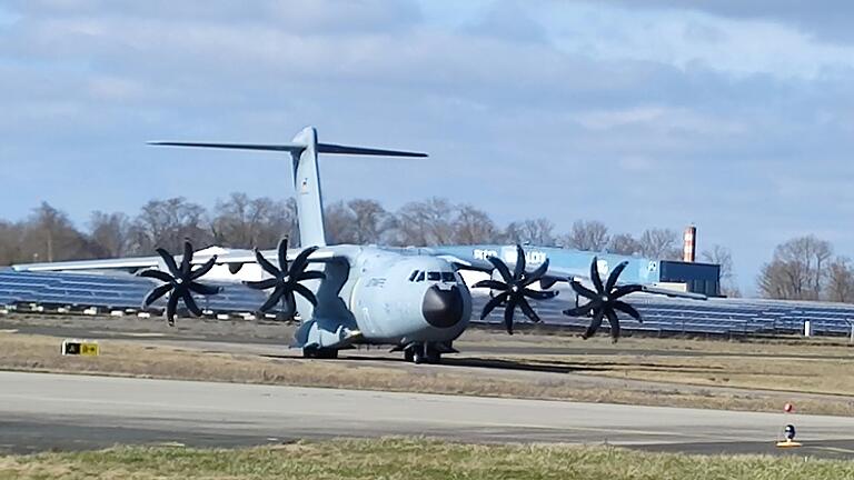 Ein Airbus A400M, den die Infanterieschule der Bundeswehr Hammelburg im Rahmen von Fallschirmspringerlehrgängen einsetzt, landete am Dienstag auf dem Verkehrslandeplatz in Giebelstadt.&nbsp;