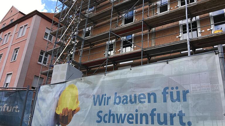 In Schweinfurt werden auch 2019 Wohnungen gebaut. Es gebe aber weiter zu wenige, vor allem zu wenig bezahlbare, kritisieren Wohlfahrtsverbände und sprechen von 'Wohnungsnot'.