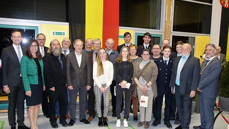 Das Ehrenamt und besondere Leistungen standen beim Neujahrsempfang der Großgemeinde Sulzheim am Sonntag im Blickpunkt. Bürgermeister Jürgen Schwab (rechts) ehrte die Vorbilder in den verschiedensten Bereichen. Zu den Gratulanten zählten Landrat Florian Töpper, Landtagsabgeordnete Barbara Becker, zweiter Bürgermeister Albrecht Dazer (von links) sowie dritter Bürgermeister Elmar Weinbeer (Zweiter von rechts).