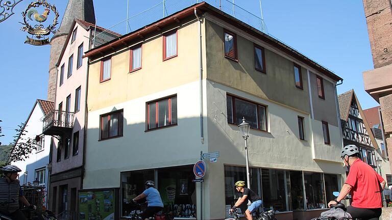 Die Stadt Gemünden will das Gebäudeensemble mit dem Gemischtwarenladen Sitzmann im Vordergrund, gegenüber vom Koppen an der Ecke Obertorstraße/Mainstraße, verkaufen