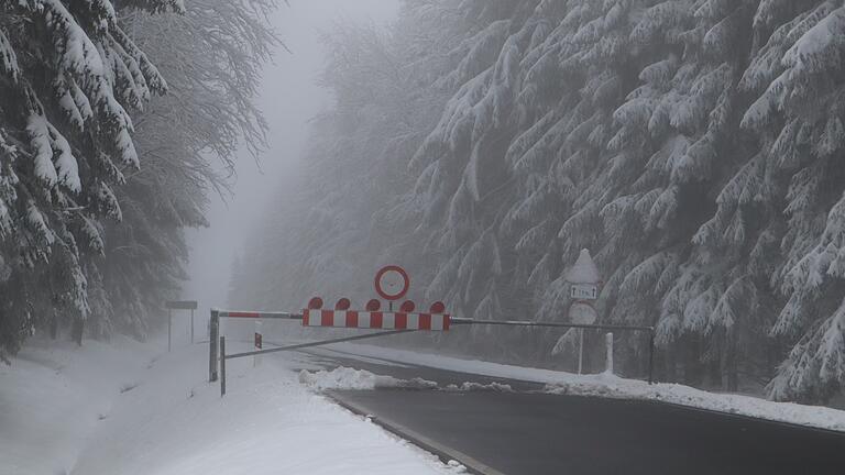 Die Hochrhönstraße ist seit Mittwochvormittag, 6. Januar, bis auf Weiteres aufgrund der winterlichen Verhältnisse gesperrt.&nbsp;