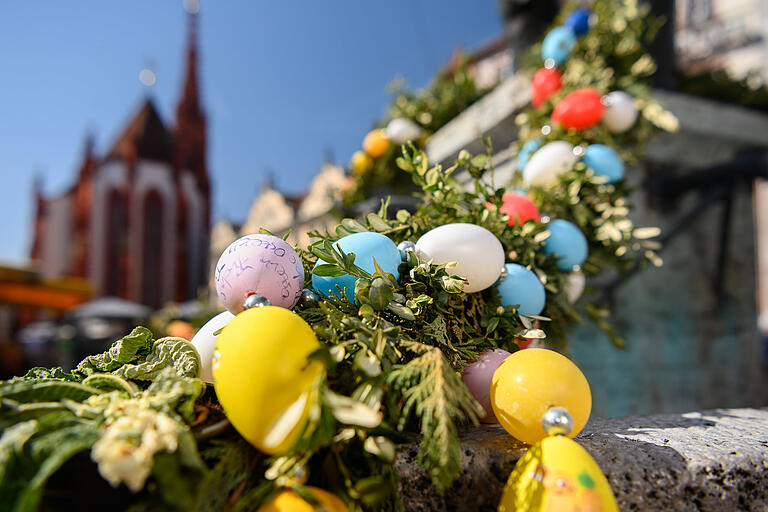 Bunte Ostereier schmücken den Häckerbrunnen am Oberen Markt in Würzburg. Das Osterfest ist das höchste Fest im Kirchenjahr. Bunte Ostereier schmücken den Häckerbrunnen am Oberen Markt in Würzburg. Das Osterfest ist das höchste Fest im Kirchenjahr. 