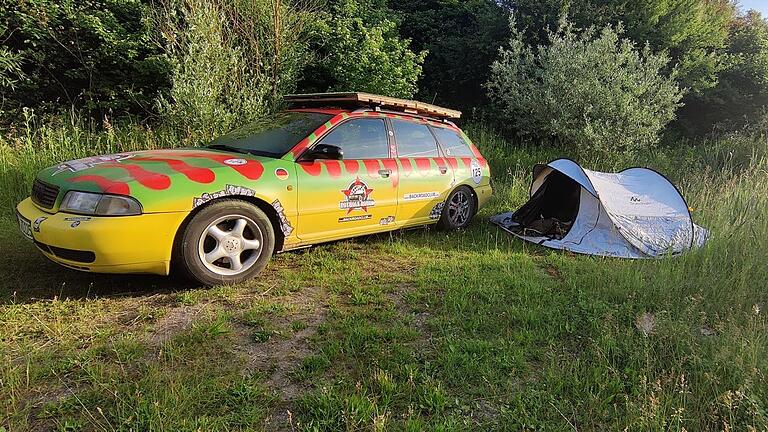 Wildromantischer Schlafplatz: Das Auto der beiden Königshöfer, daneben ein Zelt, in dem Marcel Wolf und Bastian Eckert übernachteten.