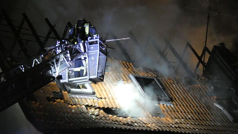 Da ein Innenangriff zunächst nicht möglich war, mussten die Feuerwehren von Drehleitern aus mit den Löscharbeiten beginne. Da ein Innenangriff zunächst nicht möglich war, mussten die Feuerwehren von Drehleitern aus mit den Löscharbeiten beginne. 