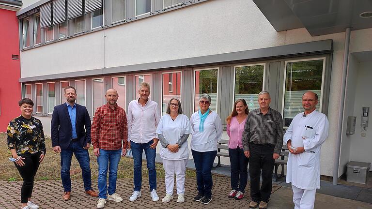 Den Jubilaren gratulieren Linda Kaiser (links), Betriebsleiter Martin Schleyer (2. von links) und der Ärztliche Direktor Dr. Bernd Seese (rechts). Foto: Annekatrin Höppner, Thoraxzentrum Bezirk Unterfranken       -  Den Jubilaren gratulieren Linda Kaiser (links), Betriebsleiter Martin Schleyer (2. von links) und der Ärztliche Direktor Dr. Bernd Seese (rechts). Foto: Annekatrin Höppner, Thoraxzentrum Bezirk Unterfranken