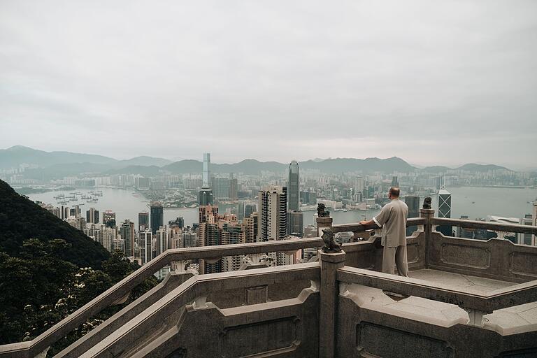 Am frühen Morgen war der Blick über die südchinesische Millionenmetropole noch ungestört, vom berühmten 'Victoria Peak' aus. Am frühen Morgen war der Blick über die südchinesische Millionenmetropole noch ungestört, vom berühmten 'Victoria Peak' aus.