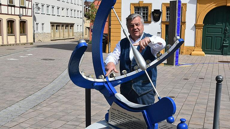 Ausgangspunkt einer von Stadtführer Helmut Cerdini geführten Route entlang des Sonnenuhrenwegs ist der Marktplatz mit der Äquatorialen Sonnenuhr. Ausgangspunkt einer von Stadtführer Helmut Cerdini geführten Route entlang des Sonnenuhrenwegs ist der Marktplatz mit der Äquatorialen Sonnenuhr.