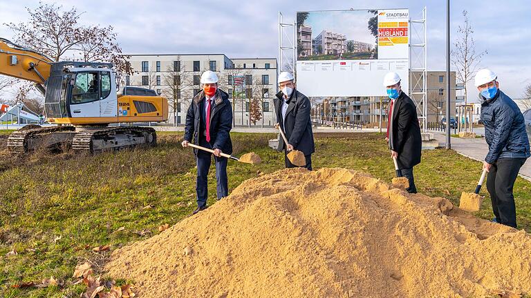 Das Projekt Hubland II startete nun mit dem Spatenstich in der Rottendorfer Straße. Im Bild (von links) Stadtbaurat Benjamin Schneider, Stadtbau-Geschäftsführer Hans Sartoris, OB Christian Schuchardt und Matthias Schubert, Stadtbau-Bereichsleiter Zentralbereich Entwickeln und Bauen.