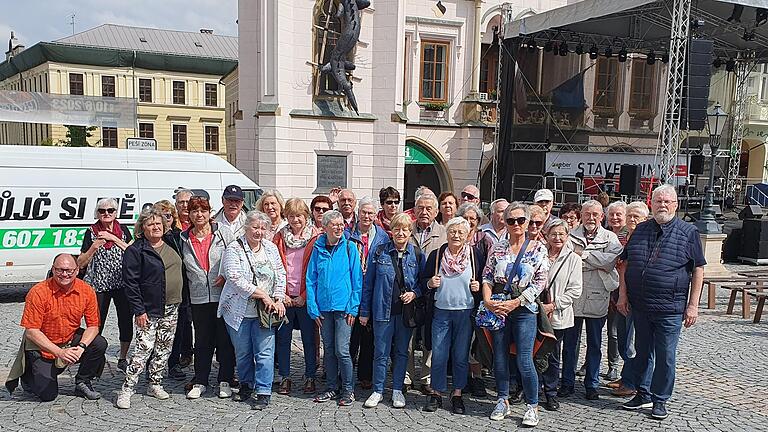 Die Reisegruppe des Deutschen BundeswehrVerbands und des VdK-Ortsverbands vor dem Rathaus der Patenstadt Trutnov.