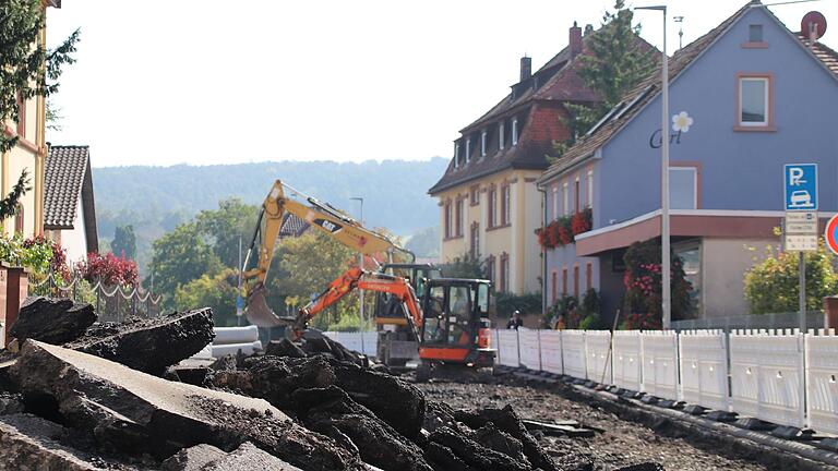 Dem Blumengeschäft (rechts im Bild) fehlen durch die Baustelle die Laufkunden, obwohl das Geschäft auch vom Lohgraben zu erreichen ist. Dem Blumengeschäft (rechts im Bild) fehlen durch die Baustelle die Laufkunden, obwohl das Geschäft auch vom Lohgraben zu erreichen ist.