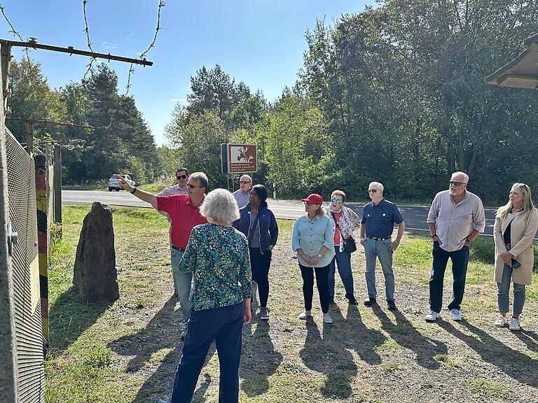 An der einstigen DDR-Grenze bei Rieth erläuterte Bürgermeister Thomas Helbling die Sperranlagen.