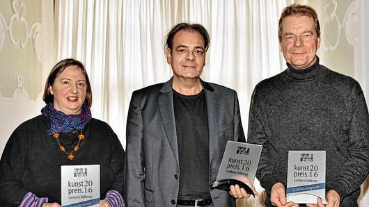 Dies sind die Preisträger, die bei der Finissage im Schloss Oberschwappach ausgezeichnet wurden: Jannina Hector aus Hofheim, Trägerin des Sonderpreises der Sparkasse Ostunterfranken, Gerd Kanz aus Untermerzbach, Träger des Kunstpreises 2016 des Landkreises Haßberge, und Peter Picciani aus Ipthausen, Träger des Publikumspreises (von links). Dies sind die Preisträger, die bei der Finissage im Schloss Oberschwappach ausgezeichnet wurden: Jannina Hector aus Hofheim, Trägerin des Sonderpreises der Sparkasse Ostunterfranken, Gerd Kanz aus Untermerzbach, Träger des Kunstpreises 2016 des Landkreises Haßberge, und Peter Picciani aus Ipthausen, Träger des Publikumspreises (von links).