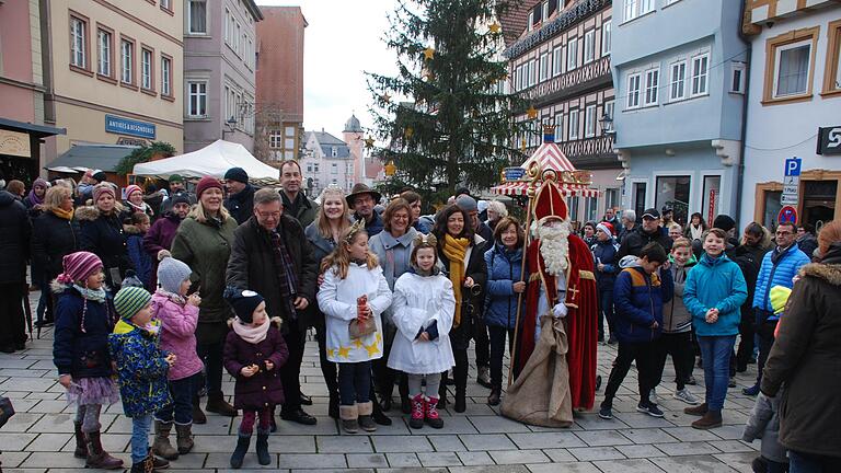 Es war viel los bei der Offiziellen Eröffnung des Ochsenfurter Adventsgässle.