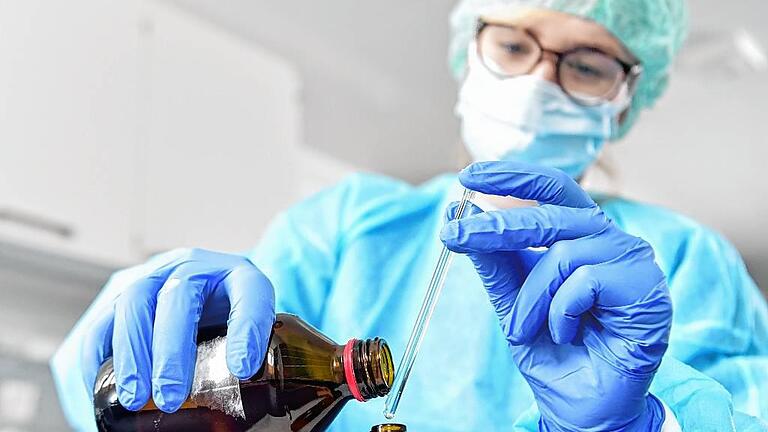 Apotheke Uniklinik       -  Die Apotheke der Würzburger Universitätsklinik stellt Individualrezepturen in allen Formen her &ndash; Salben, Kapseln, Lösungen, Tropfen, Zäpfchen.DANIEL PETER