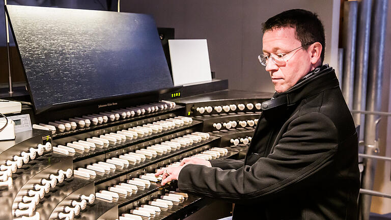 Domorganist Stefan Schmidt am Spieltisch auf der West-Empore. Domorganist Stefan Schmidt am Spieltisch auf der West-Empore.