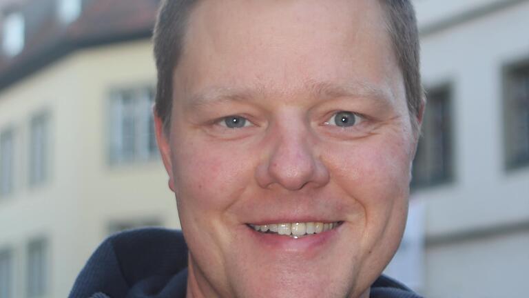 Thomas Menninger, 42, Kitzingen: Im Fasching war ich mal ein Neandertaler mit einer großen, wuscheligen Perücke, langem Bart, einem Fell als Bekleidung und einer Knochenkeule.