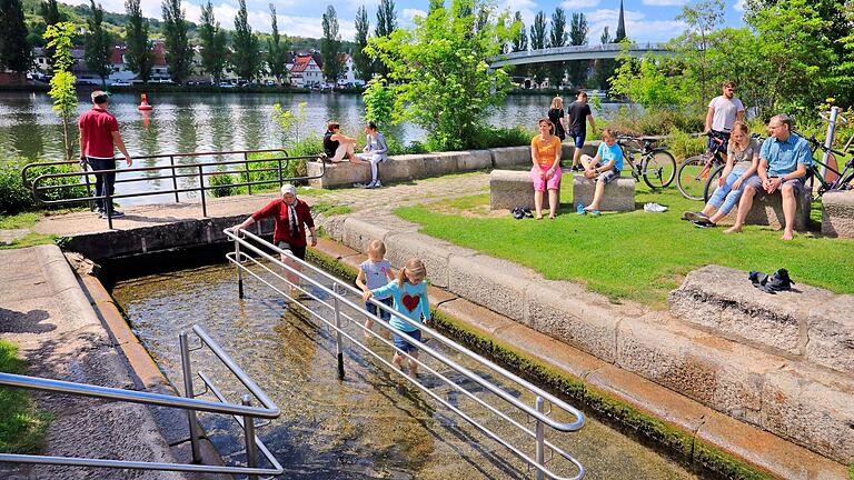 Das Kneippbecken in&nbsp; Veitshöchheim hat bei heißen Temperaturen einen besonderen Reiz.