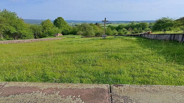 Für den alten Friedhof in Langenleiten wurde ein Nutzungskonzept erarbeitet. Großflächig angelegte Blüh- und Staudenflächen werden als Futtergrundlage für Insekten und Wildbienen dienen.