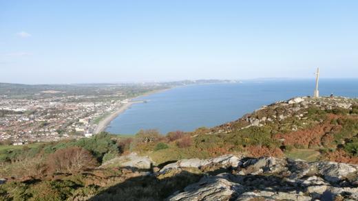 Würzburgs Partmnerstadt Bray in Irland.       -  20 Minuten anspruchsvolles Bergwandern, die sich lohnen: Blick vom Berg »Bray Head« auf Würzburgs Partnerstadt Bray und am Horizont die irische Hauptstadt Dublin.