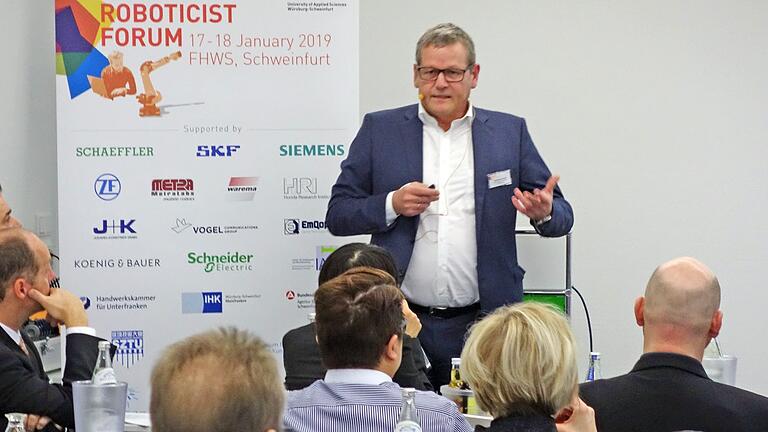 1. Internationales Robotik-Forum an der FHWS Schweinfurt:          Ralf-Michael Franke, CEO der Siemens Factory Automation, berichtete über den Einzug von Robotern in digitalisierten Fabriken.