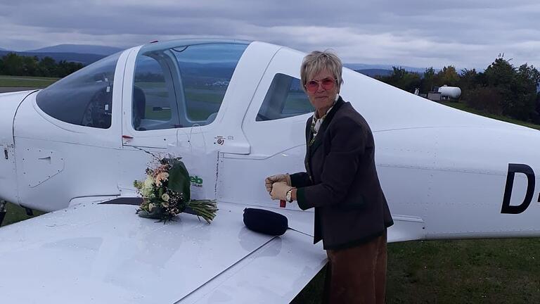 Gloria Fürstin von Thurn und Taxis kam per Flugzeug in die Rhön. Hier  beim Start am Grasberg Richtung Regensburg.