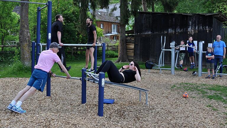 Die neuen Outdoor-Fitnessgeräte in Laudenbach wurden gleich ausgiebig getestet.