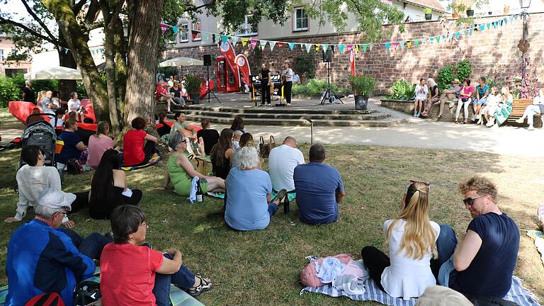 Christian Kitz und Helen Schmitt aus Karlstadt spielen beim ersten Feierabendkonzert im Rahmen der Aktion 'Lohrer Lieblingsplätze' vor rund 80 bis 100 Zuhörern. Foto: Thomas Josef Möhler