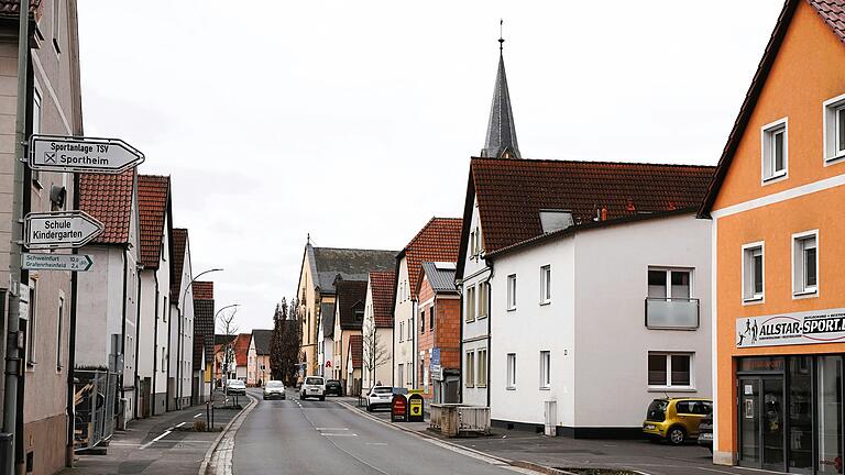 Die Röthleiner Dorfstraße ist eine der Straßen, deren Anwohner von der geplanten Gestaltungssatzung betroffen wären. Die formulierten rechtsverbindlichen Auflagen darin gefallen vielen betroffenen Eigentümern nicht, und so läuft aktuell eine Petition dagegen.