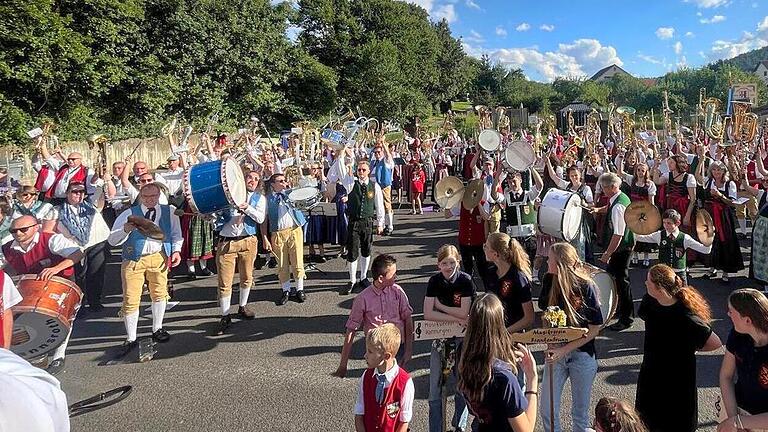 Mit etlichen befreundeten Musikkapellen feierten die Fuschter Musikanten.       -  Mit etlichen befreundeten Musikkapellen feierten die Fuschter Musikanten.