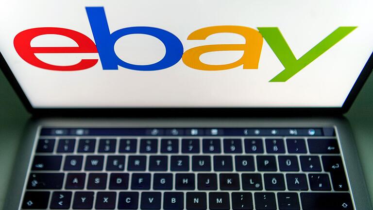 Das Ebay-Logo auf einem Bildschirm       -  Ebay ermöglicht es Käufern jetzt, einen Kaufabbruch so lange anzufragen, bis der Artikel als verschickt markiert ist.