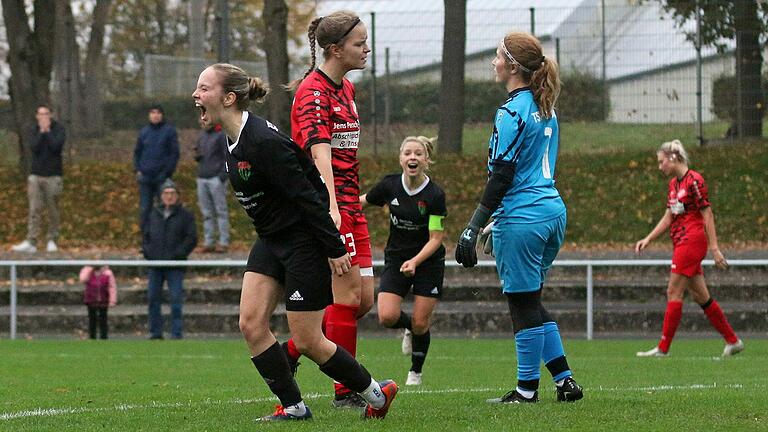 Torschützin Marilina Walter (vorne) und Spielertrainerin Antonia Heider (hinten) setzen zum Jubel an. Enttäuschung dagegen bei Abwehrspielerin Tina Denner und Torhüterin Tamara Klopf vom TSV Limbach.