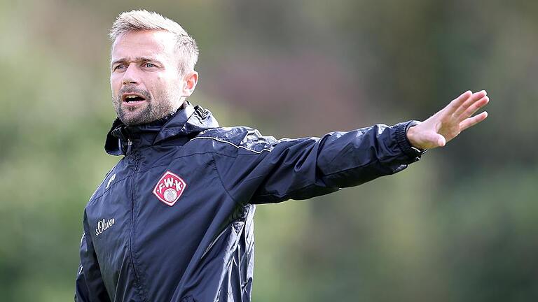 Training FC Würzburger Kickers - Da gehts lang: Interimstrainer Michael Schiele will bei den Kickers neue Reize setzen. Training FC Würzburger Kickers - Da gehts lang: Interimstrainer Michael Schiele will bei den Kickers neue Reize setzen.